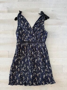 Lulus Pleats and Love Navy Blue Floral Print Pleated Mini Dress Size L